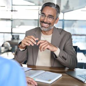  同僚の女性と話し合う男性 