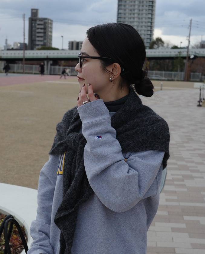 グレーのニットスカーフを巻いたコーデ