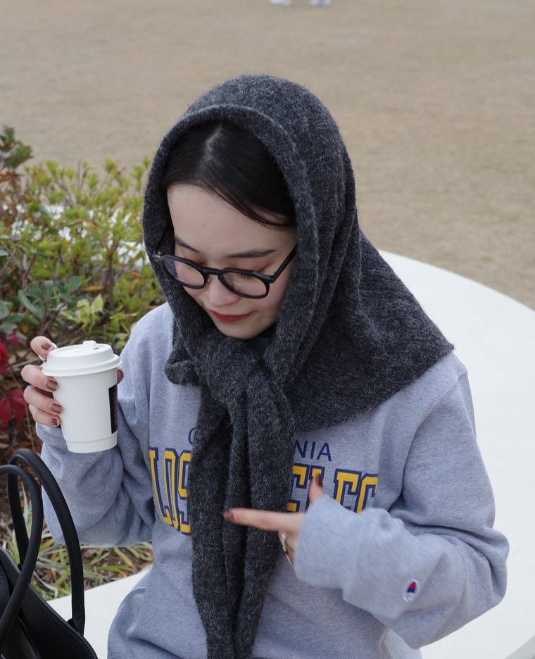 グレーのニットスカーフを巻いたコーデ