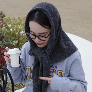 無造作に巻いても可愛い♡季節感が完成するふんわりグレーの「ニットスカーフ」