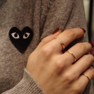 指元に2粒のきらめきを……♪華奢なのに主役級「Yullum Double CZ Open Ring」