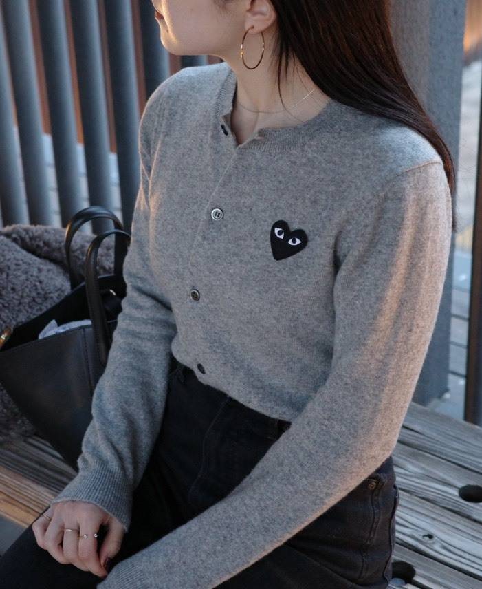 COMME des GARÇONSのグレーロゴカーディガン
