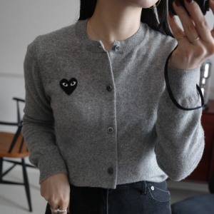 いつもの服をちょっと格上げ。ハートロゴが愛らしい「COMME des GARÇONS」カーデ