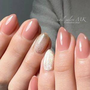  ピンクベージュとマグネットのネイル 