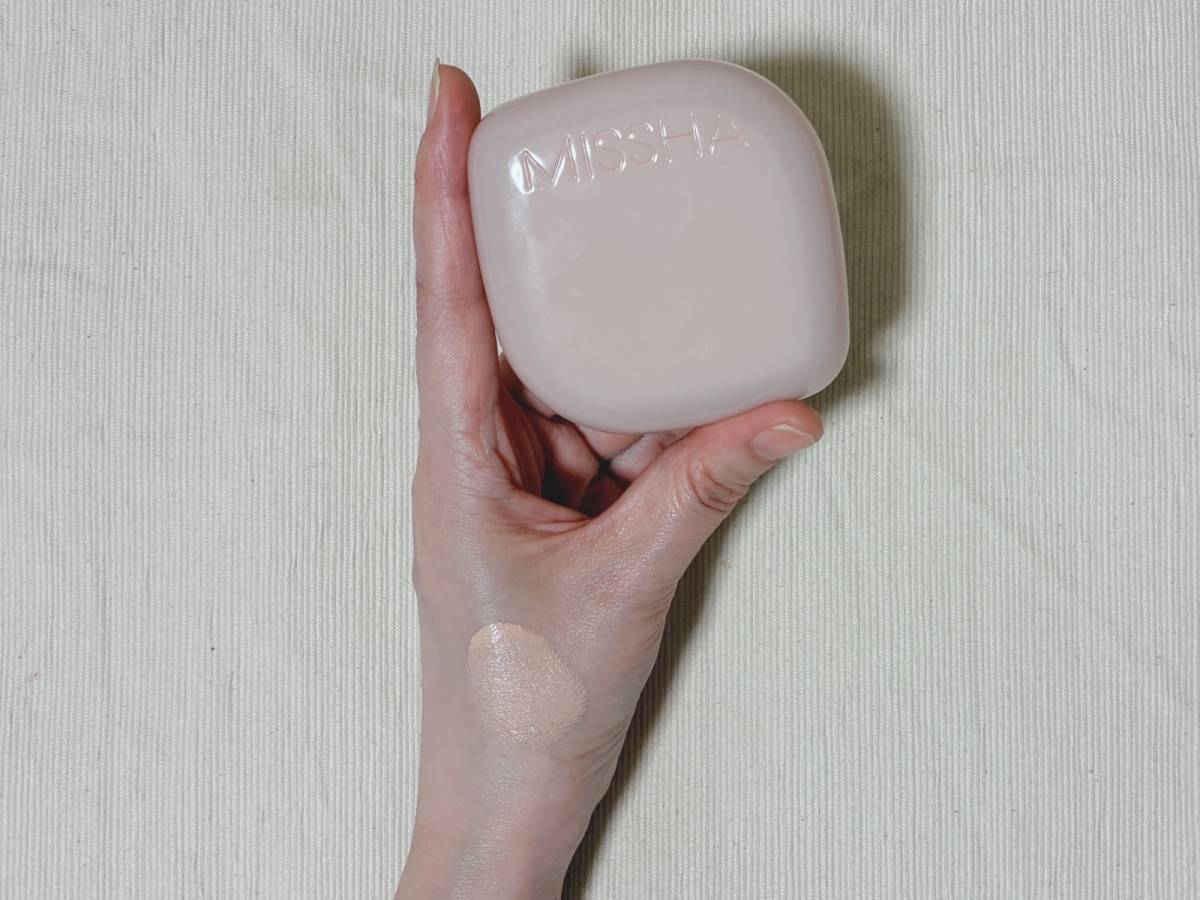 MISSHA ミシャ グロウクッションファンデーション ルミナスカバー No.21 ライト スウォッチ 本体 筆者手