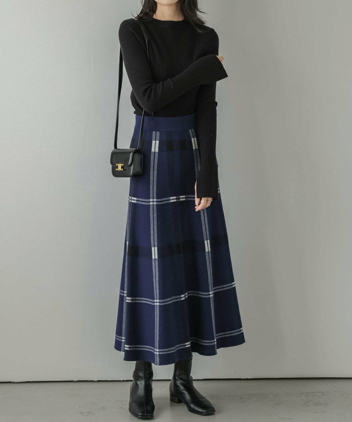 スカートコーデの女性