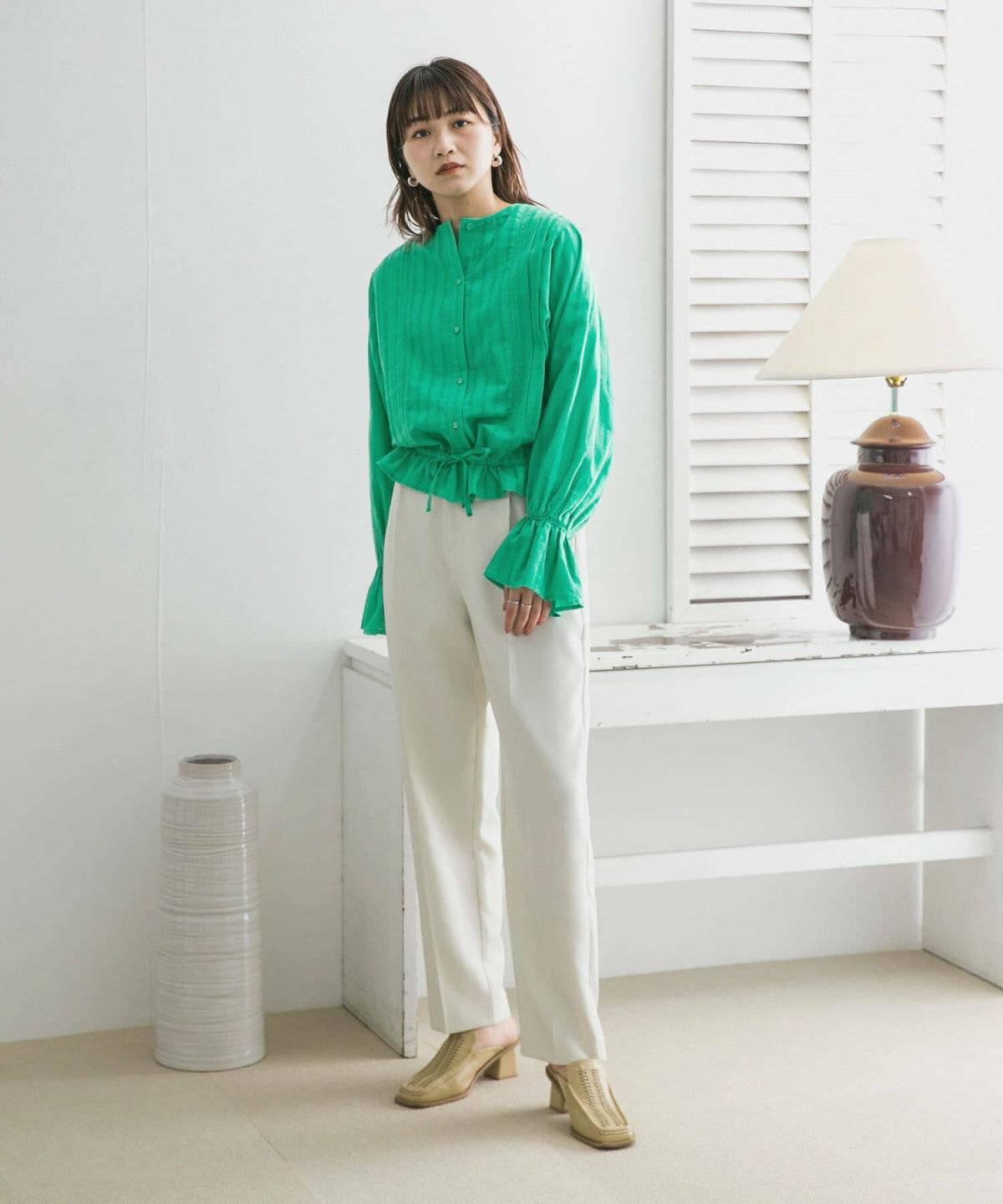 パンツコーデの女性