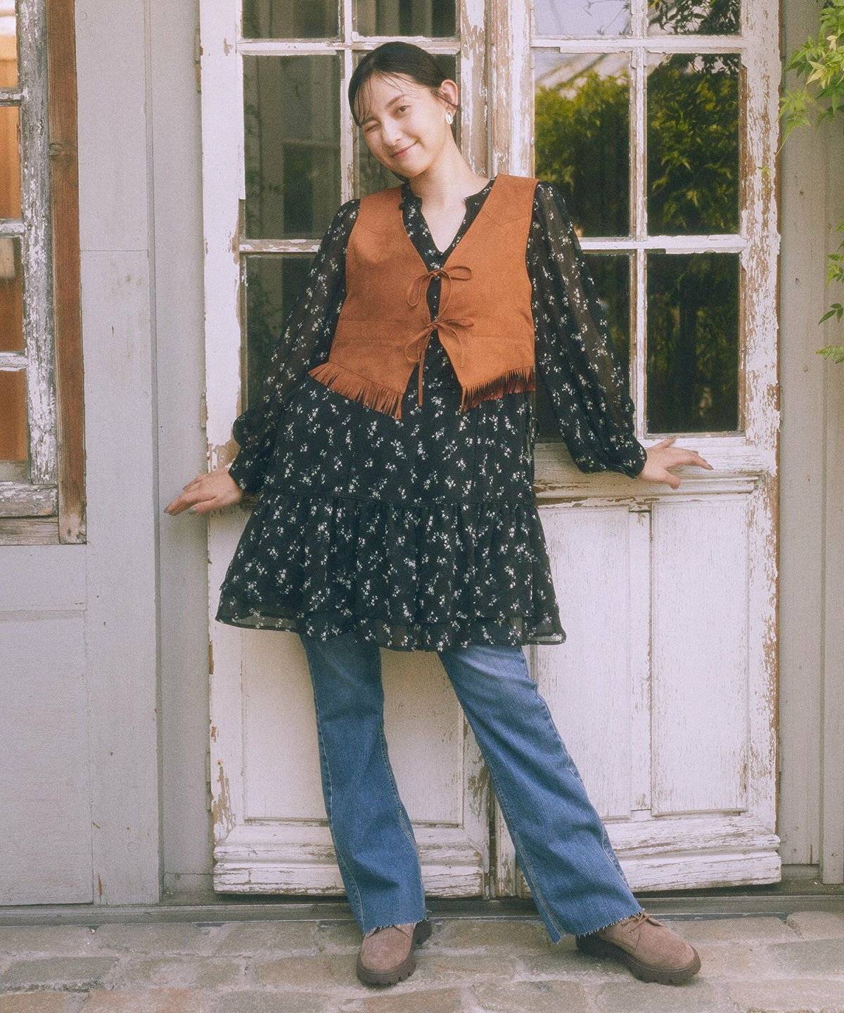 パンツコーデの女性