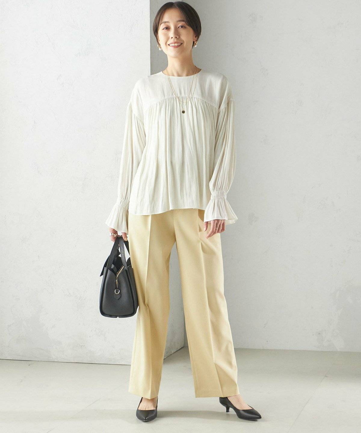 パンツコーデの女性