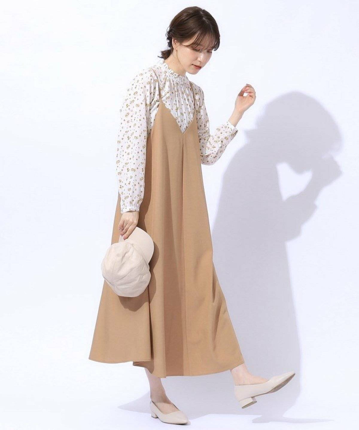 ワンピースコーデの女性