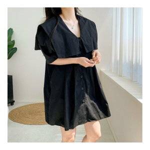  ワンピースコーデの女性 