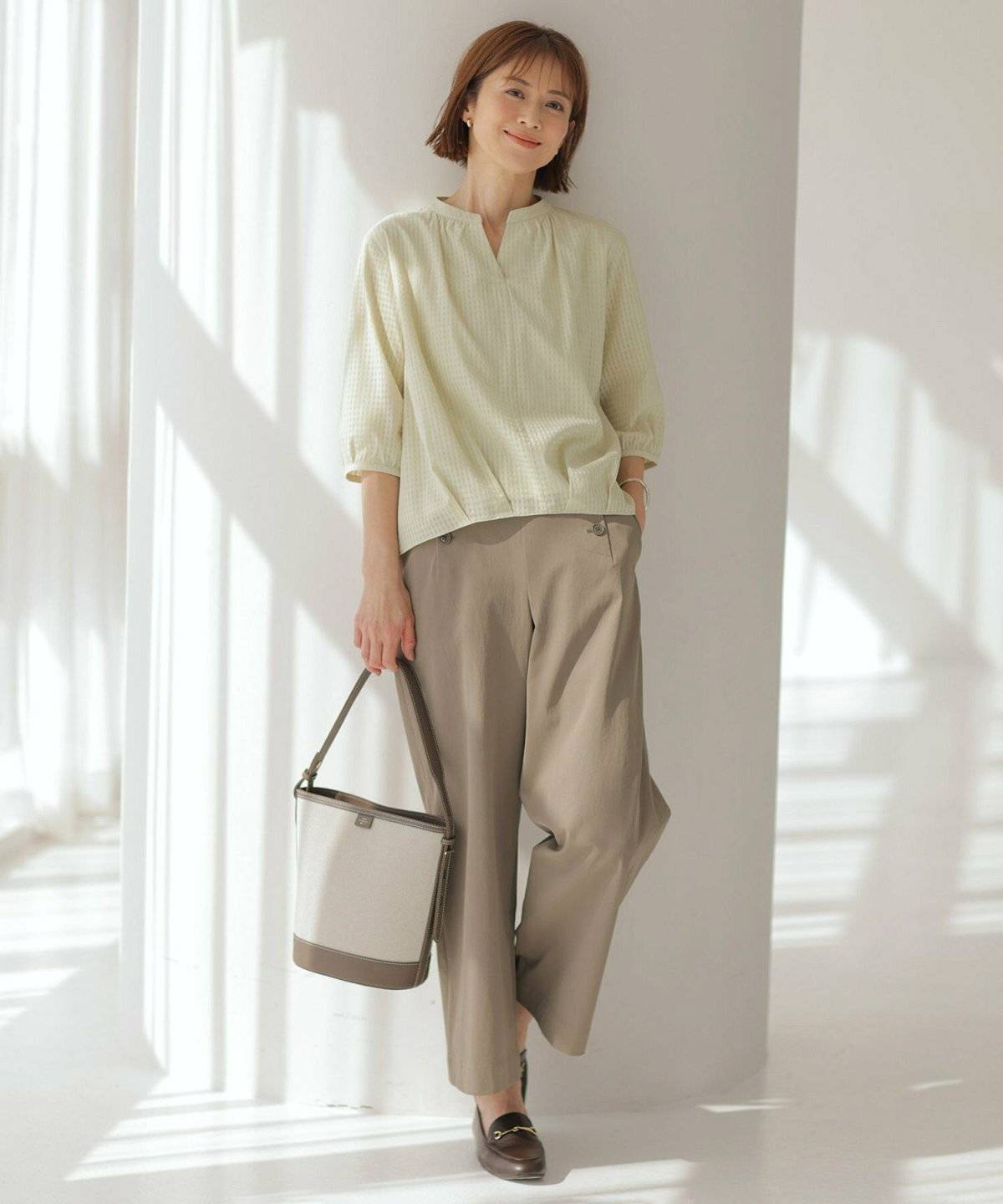 夏コーデの女性