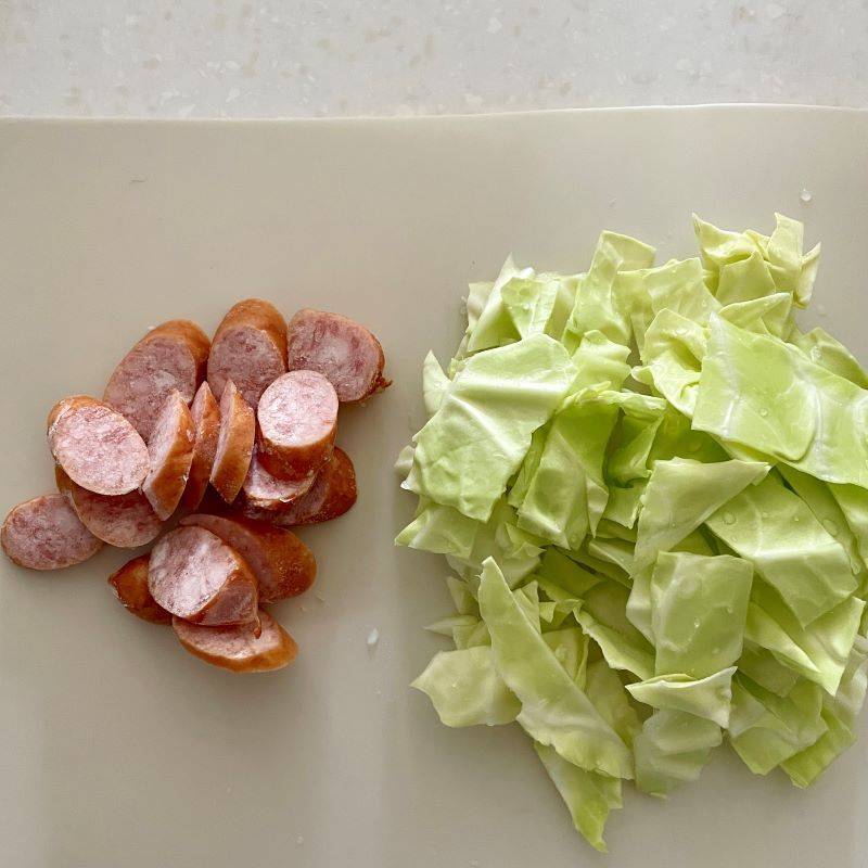 マルちゃん公式の「ソーセージとキャベツの粒マスタード焼そば」のレシピ