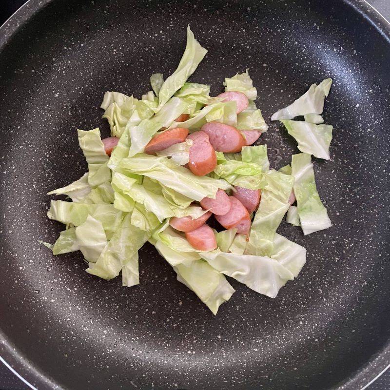 マルちゃん公式の「ソーセージとキャベツの粒マスタード焼そば」のレシピ