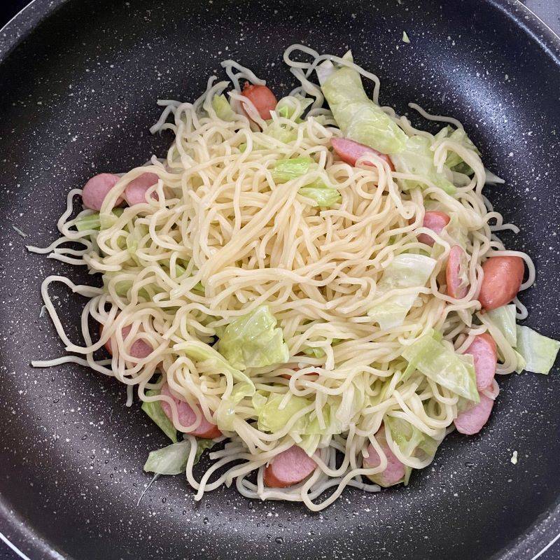 マルちゃん公式の「ソーセージとキャベツの粒マスタード焼そば」のレシピ