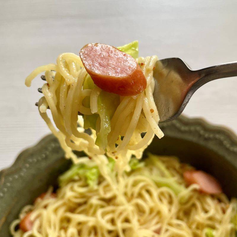 マルちゃん公式の「ソーセージとキャベツの粒マスタード焼そば」のレシピ