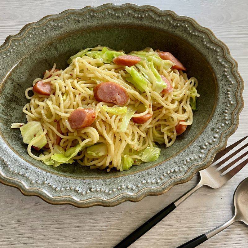 マルちゃん公式の「ソーセージとキャベツの粒マスタード焼そば」のレシピ