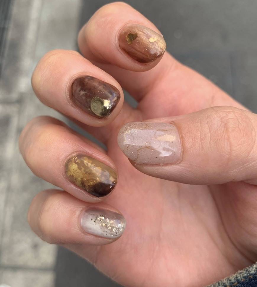 ブラウンのニュアンスネイル