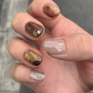 さりげなく惹きつける♪濃淡ブラウンが大人っぽい「ニュアンスネイル」