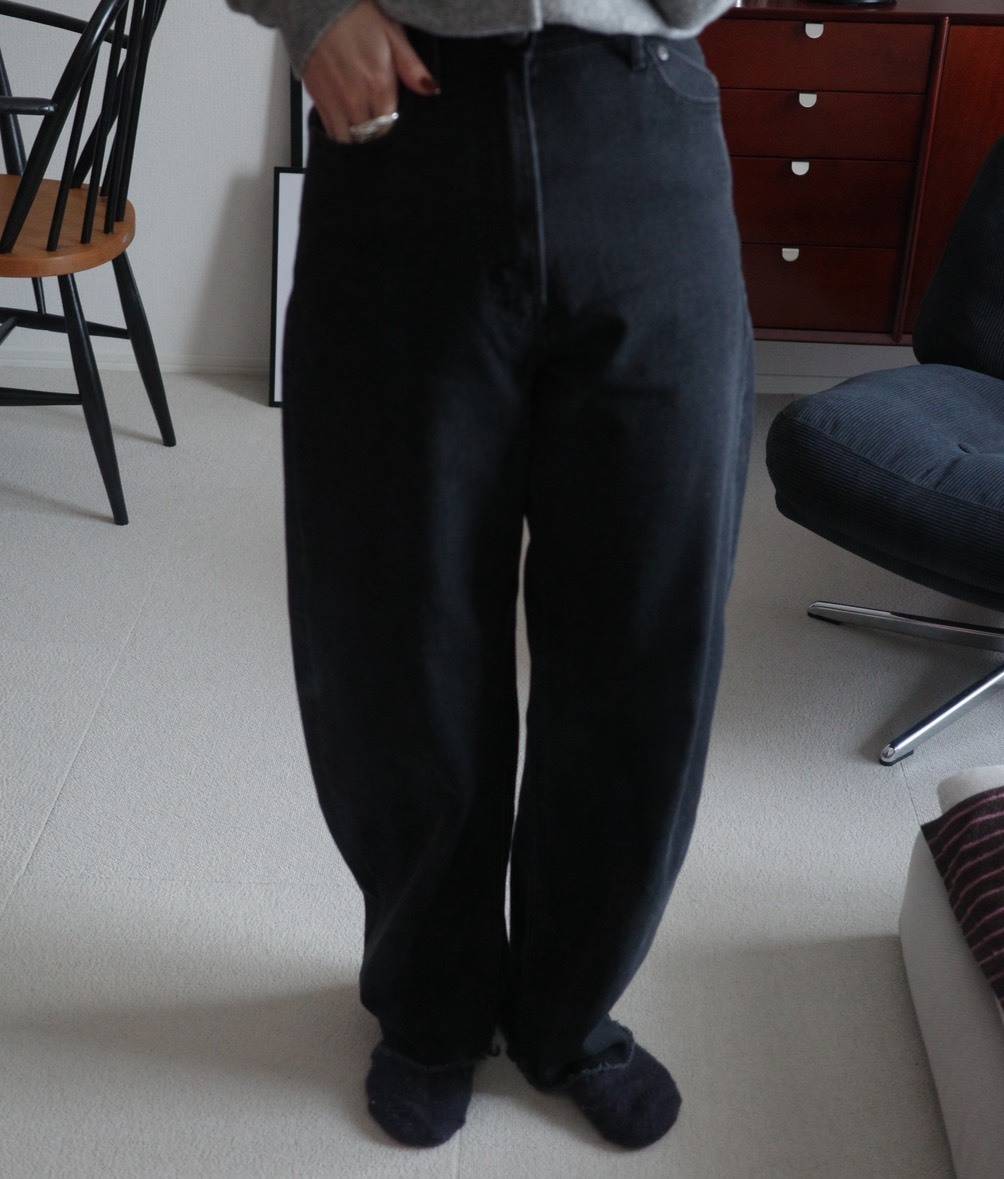 YANUKのブラックデニム