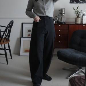 毎日の軸になる一本。シンプルに上品見え「YANUK」のブラックデニム