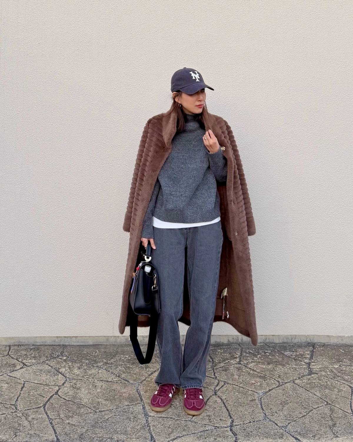 ファーコートを肩掛けする！