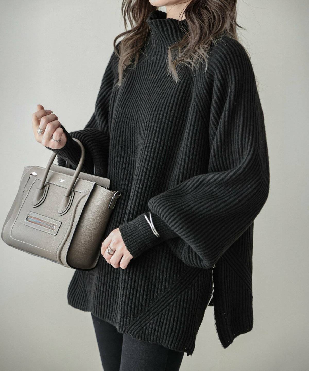 パンツコーデの女性