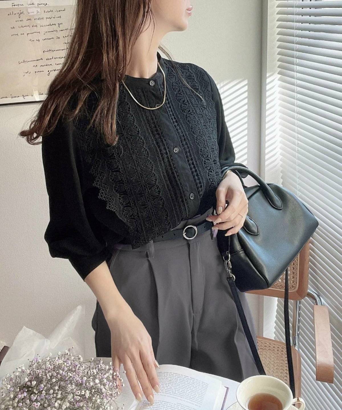 パンツコーデの女性