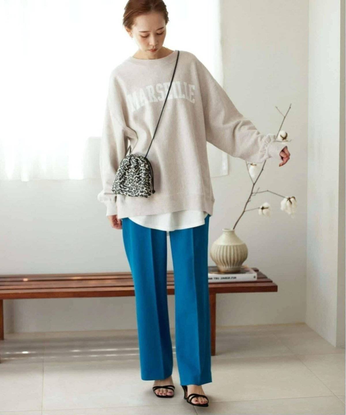 パンツコーデの女性