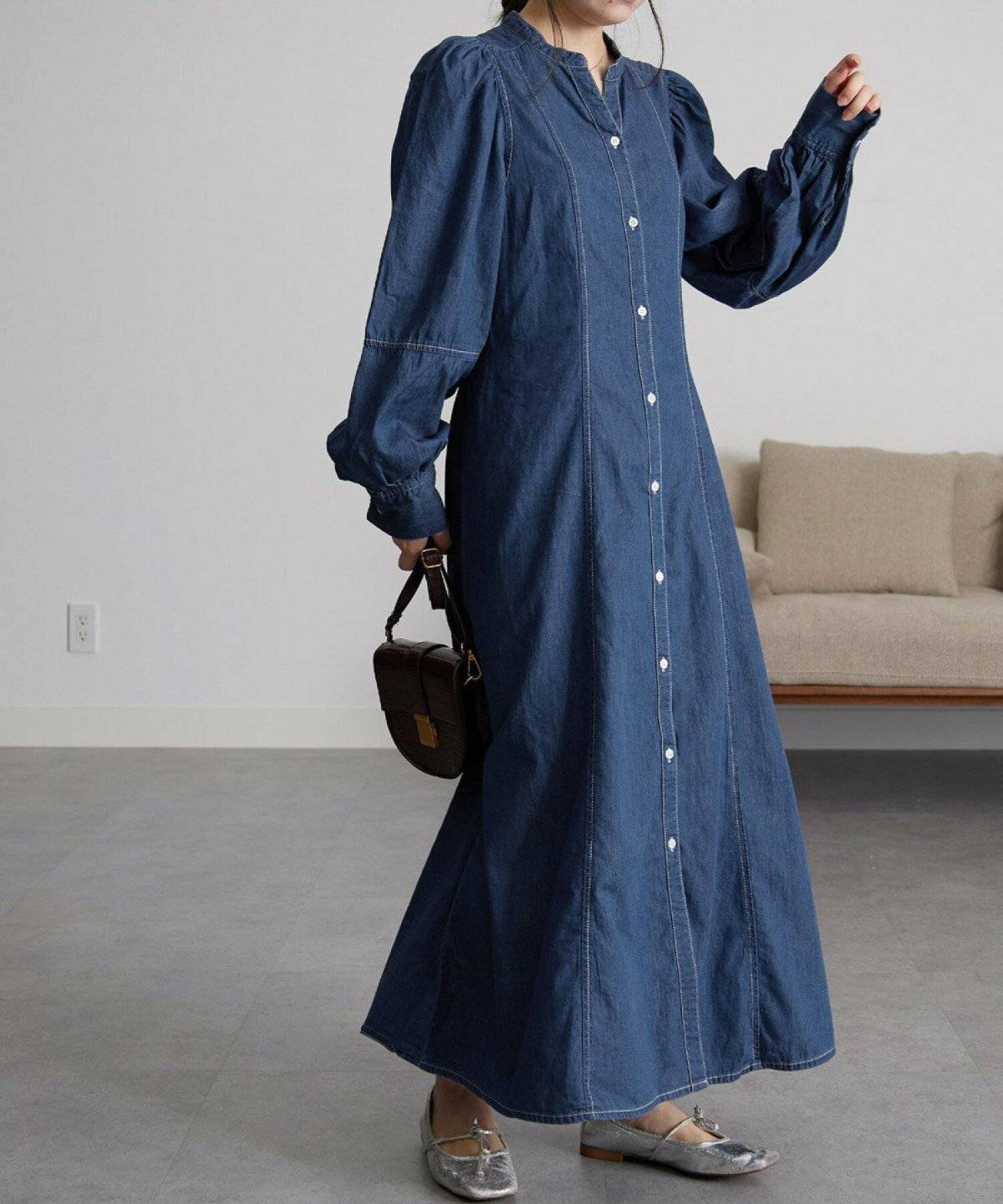 ワンピースコーデの女性