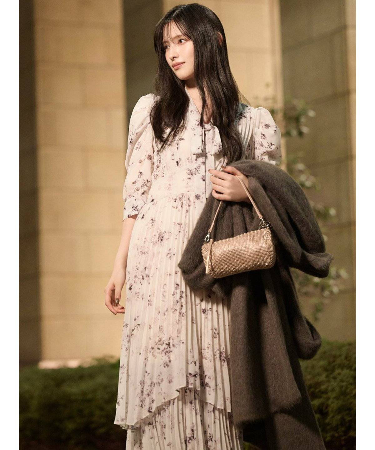 ワンピースコーデの女性