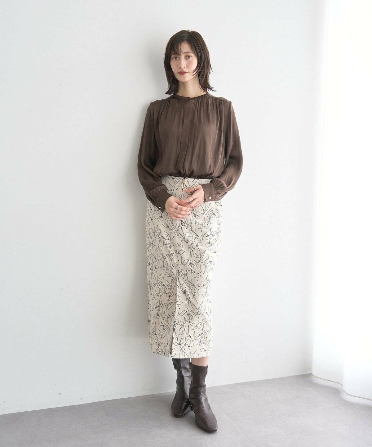 スカートコーデの女性