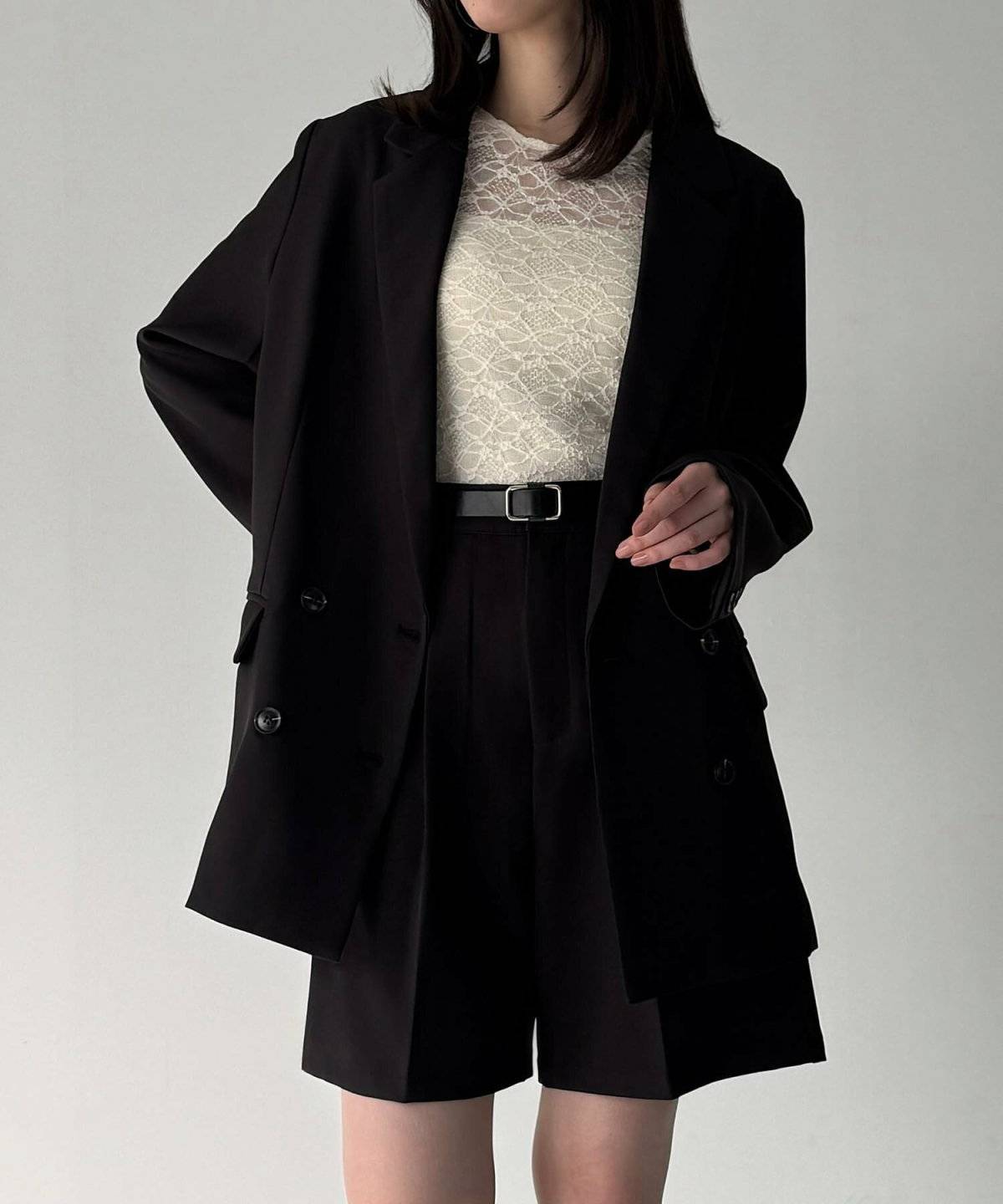 パンツコーデの女性