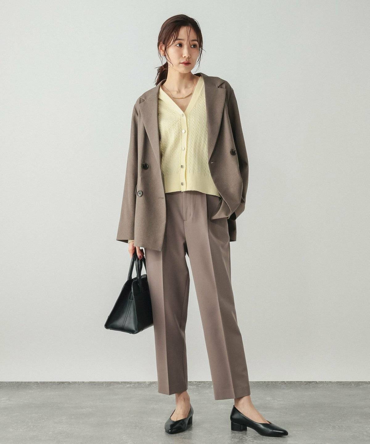 パンツコーデの女性