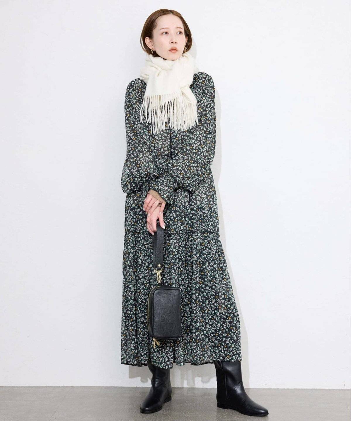 ワンピースコーデの女性