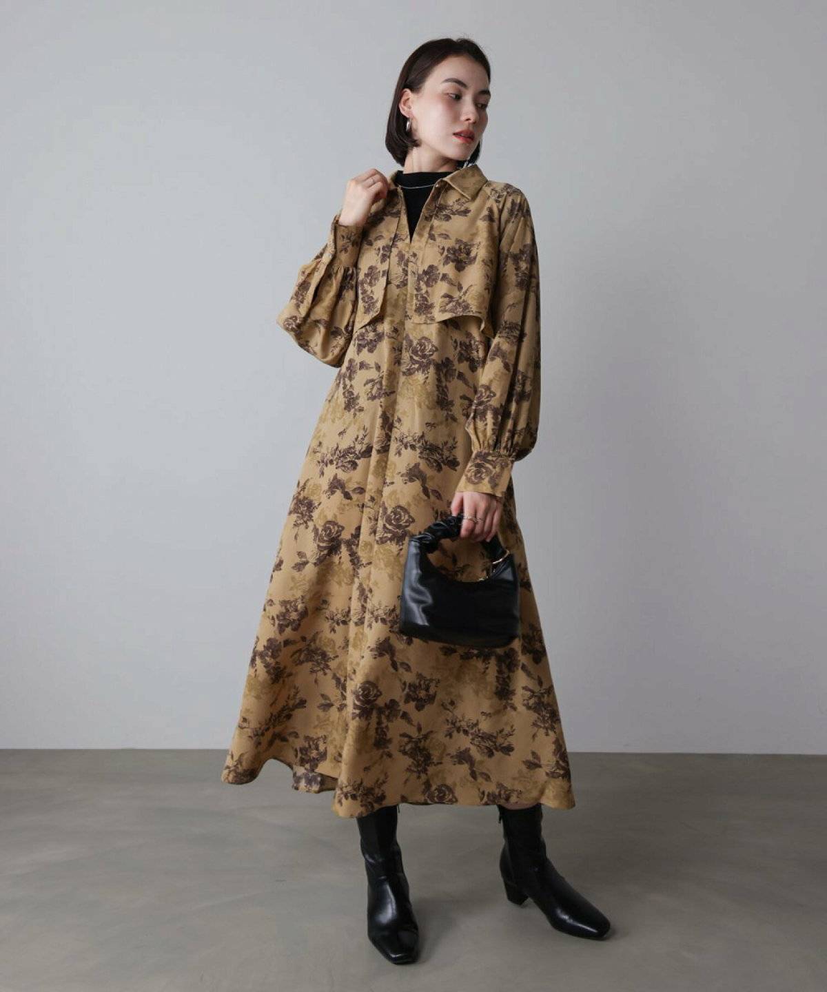 ワンピースコーデの女性