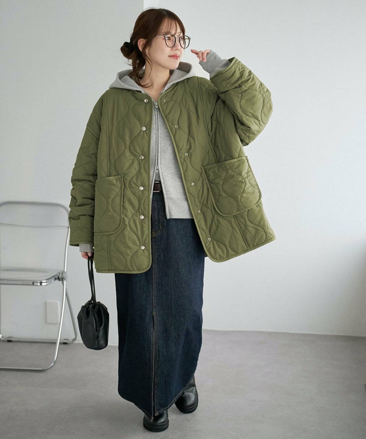 スカートコーデの女性