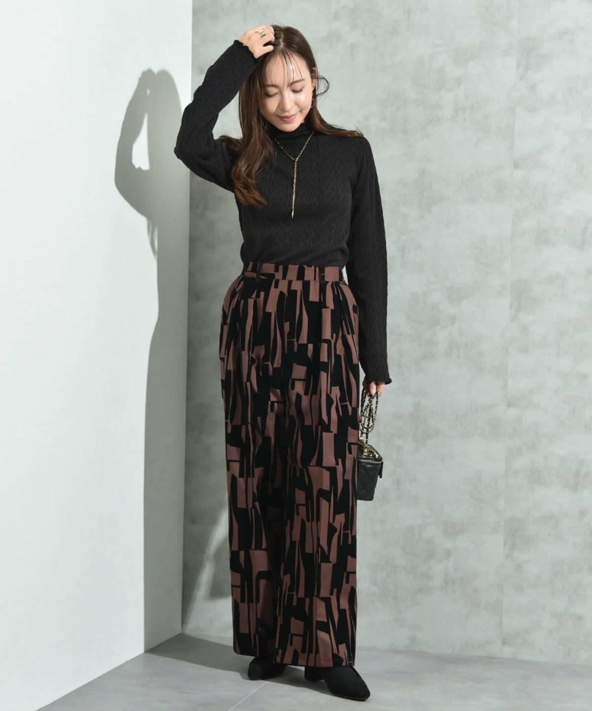 パンツコーデの女性