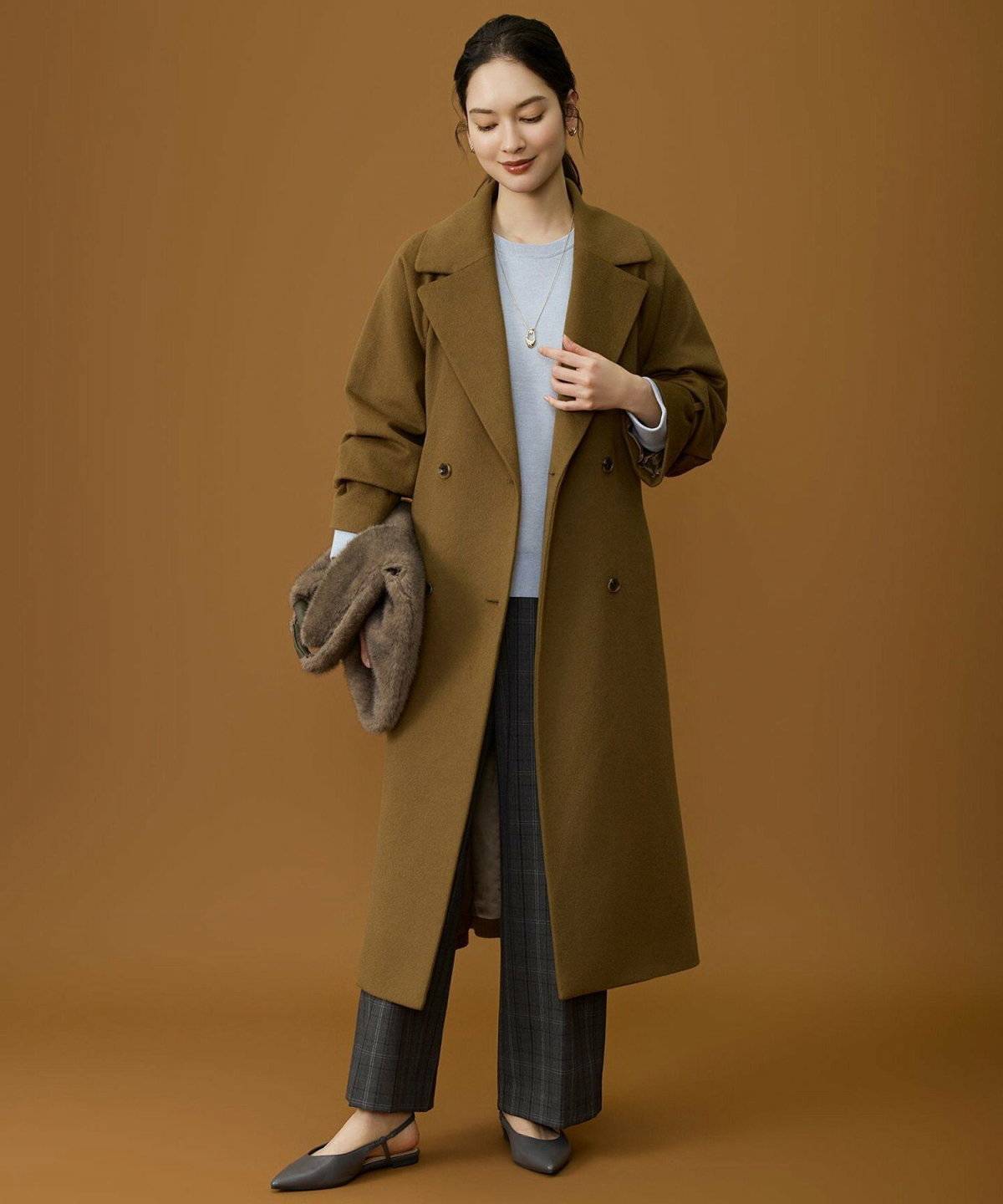 パンツコーデの女性