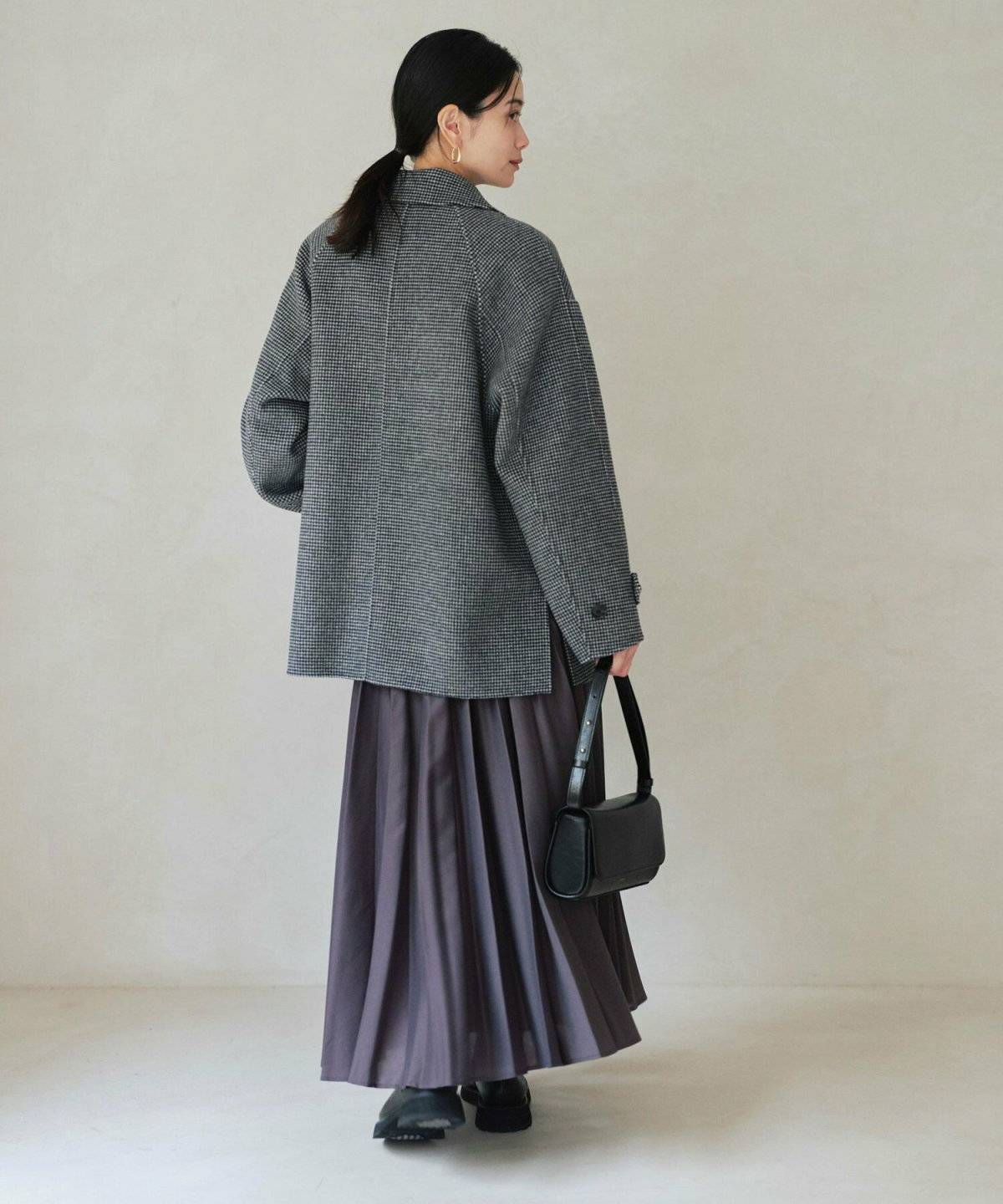 ワンピースコーデの女性