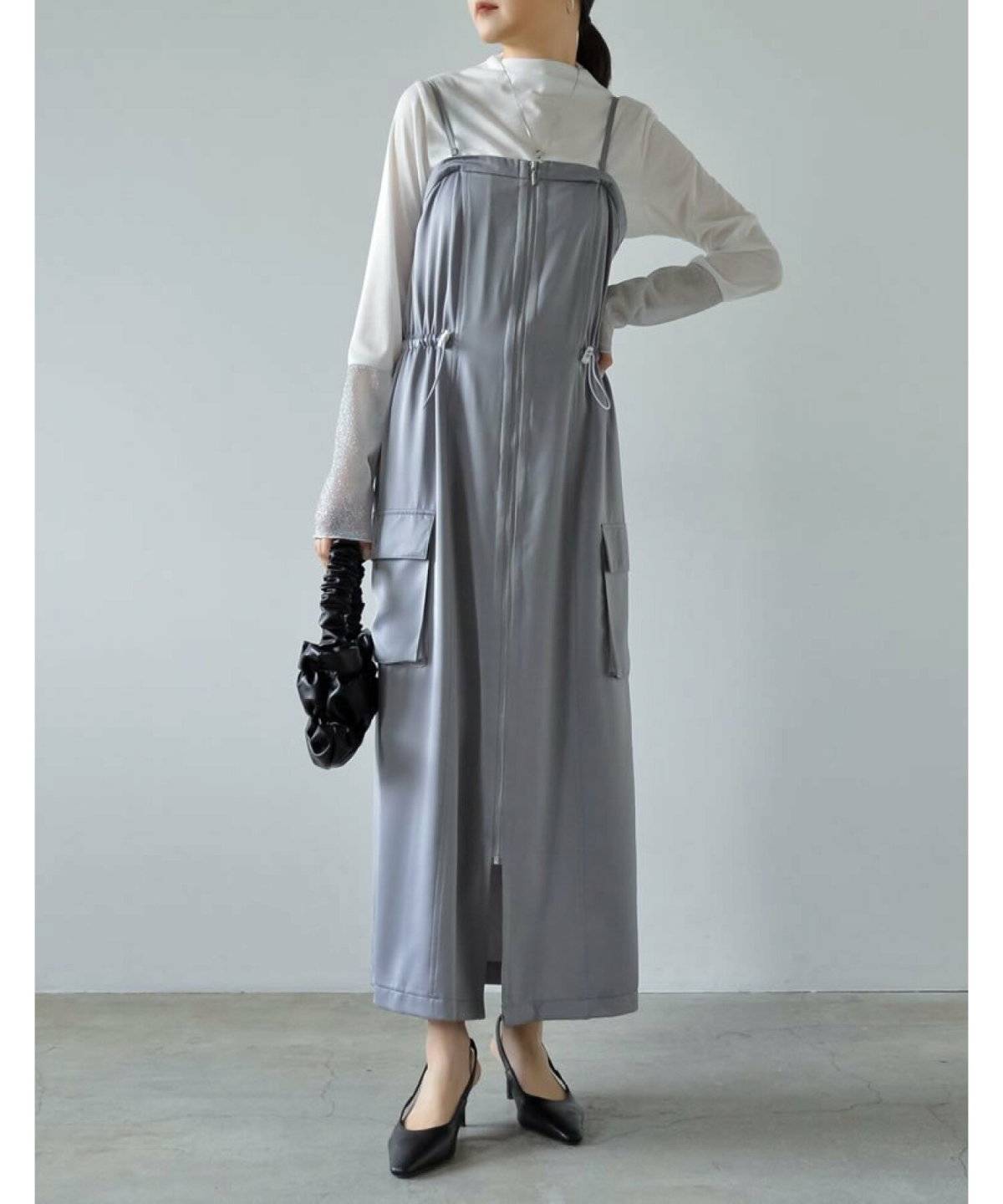 ワンピースコーデの女性