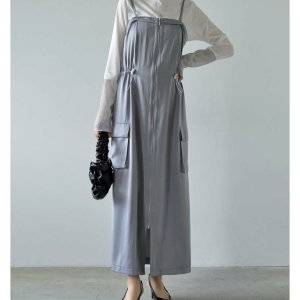  ワンピースコーデの女性 