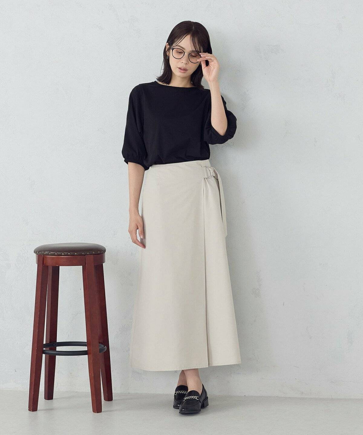 スカートコーデの女性