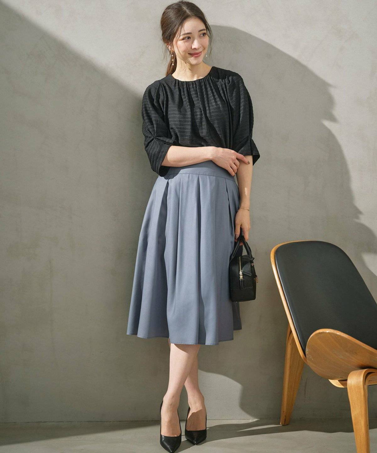 スカートコーデの女性