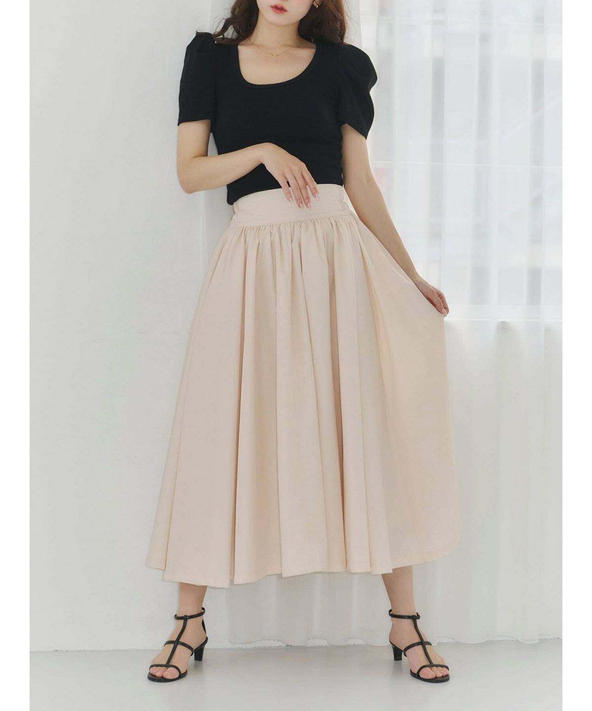 スカートコーデの女性