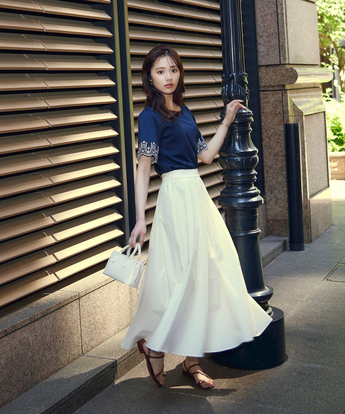 スカートコーデの女性