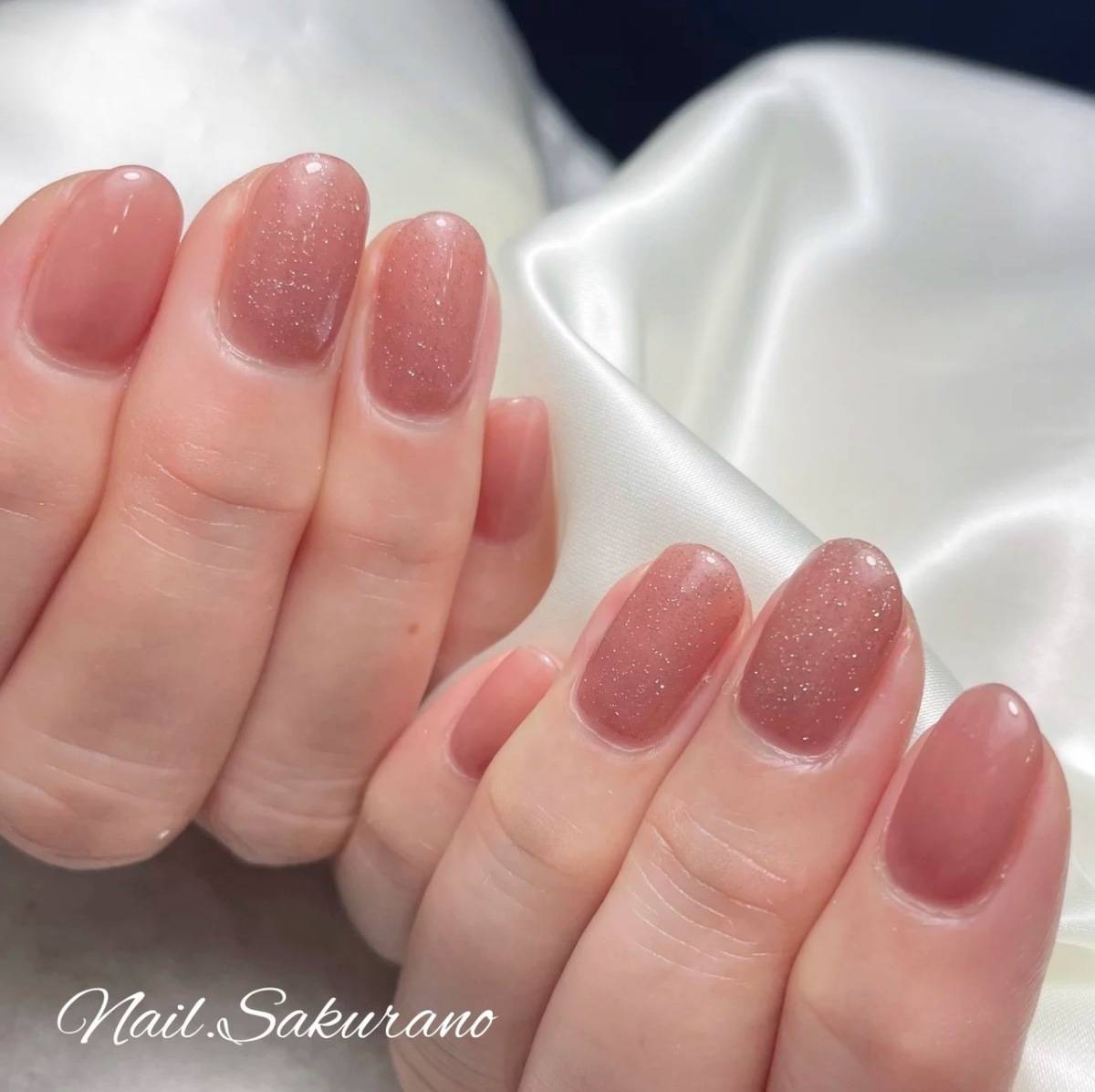 ピンクベージュのラメネイル