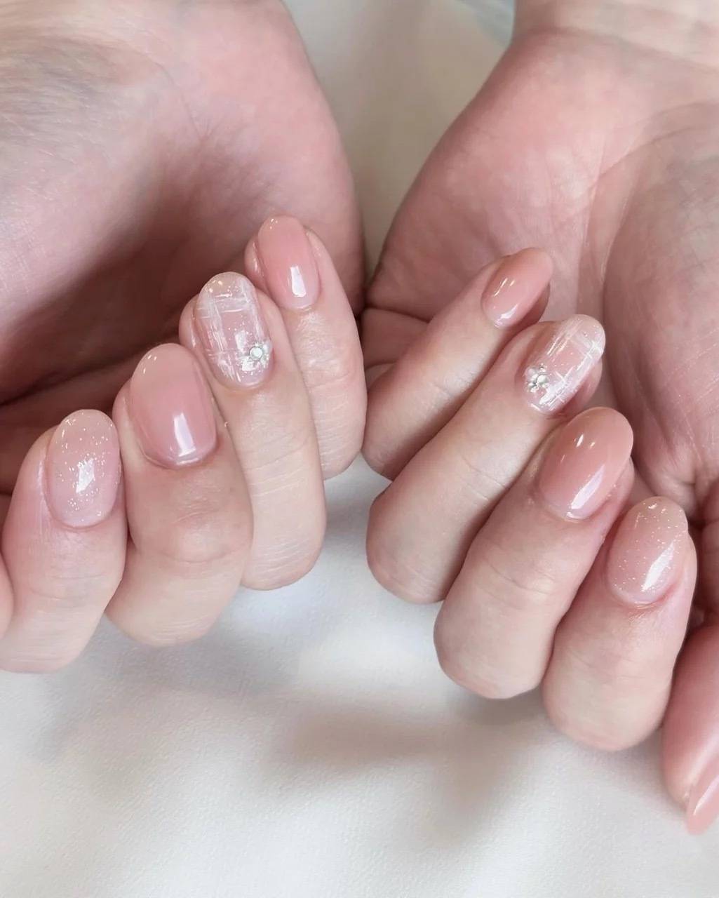 ピンクとニュアンスデザインのショートネイル