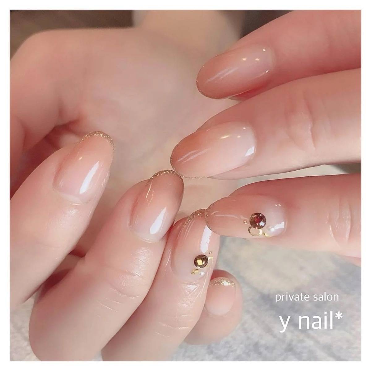 ベージュのグラデーションネイル