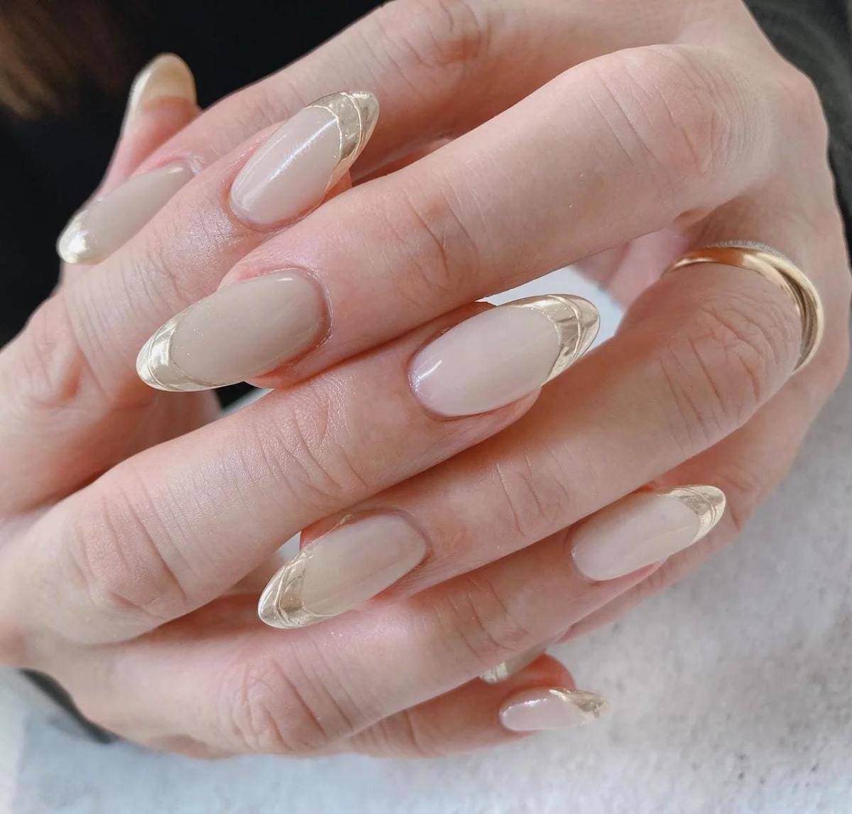 艶感たっぷりのミラーフレンチ